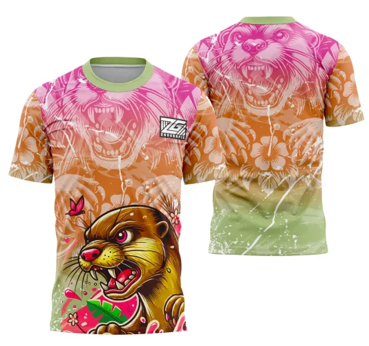 Camisa com figura frontal de lontra feroz e borboleta rosa, fundo com degradê rosa, laranja e verde, e nas costas rosto grande da lontra e detalhes florais; textos incluem '2AUGRAFIC' no peito.