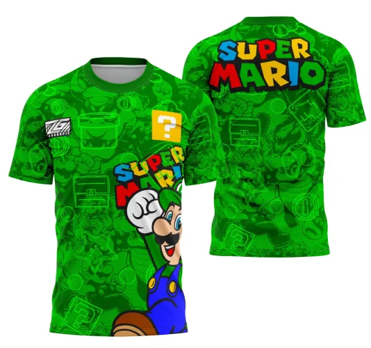 Camisa verde vibrante com Luigi em destaque na frente em pose de comemoração e logo colorido 'SUPER MARIO'. Nas costas, grande logo 'SUPER MARIO' colorido com fundo decorado por elementos do jogo em tons verdes escuros.