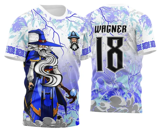 Camisa com estampa de mago medieval azul e branco na frente, com cajado e barba longa, além de rosto pequeno do mago no lado esquerdo; costas com fundo azul e branco, nome WAGNER e grande número 18 preto.
