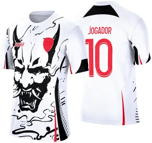 Camisa branca com grande máscara samurai preta e vermelha na frente, com texto SOCCER vermelho no peito. Nas costas, texto vermelho JOGADOR e número 10, com detalhes pretos e vermelhos nas laterais e mangas.