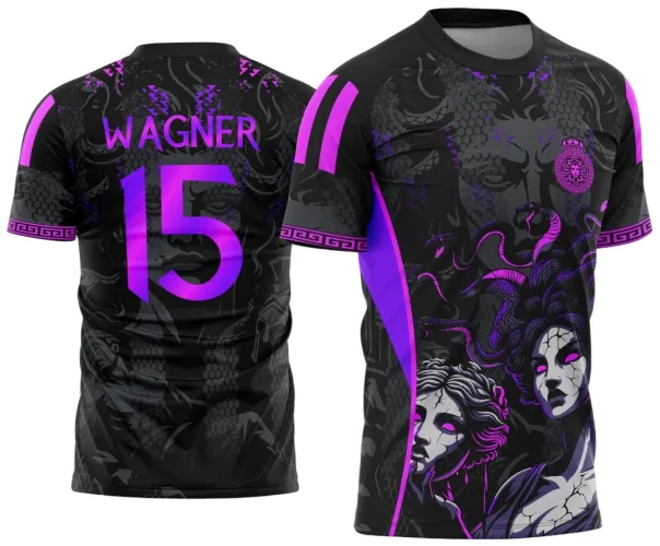 Camisa preta com degradê e figuras femininas sombrias em roxo na frente e grandes números e nome em roxo nas costas. Detalhes em padrão de escamas, faixa roxa nas mangas e escudo com Medusa junto ao peito.