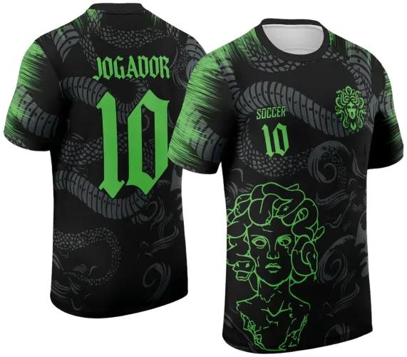 Camisa preta com detalhes em verde neon, figura da Medusa em contorno na frente, número 10 verde neon com texto SOCCER, costas com cobras cinza e número 10 grande com palavra JOGADOR acima.