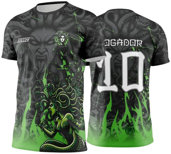 Camisa preta com degradê verde na base, frente com grande rosto de Medusa cinza escuro e figura animada de Medusa com serpentes verdes na parte inferior, costas apresentam número branco 10 e texto JOGADOR em estilo gótico.