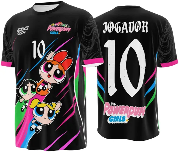 Camisa preta com as Meninas Superpoderosas na frente entre faixas coloridas e número 10 branco, nas costas texto JOGADOR acima do número 10, mangas com detalhes rosa e logo Powerpuff Girls na frente e costas.
