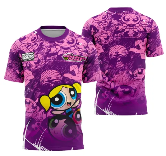 Camisa roxa com degradê cheia de silhuetas das Meninas Superpoderosas nas costas e a personagem principal loira em destaque na frente ao centro, com textos THE POWERPUFF GIRLS e logo 2AU GRAFIC em branco com detalhes rosa e lilás.