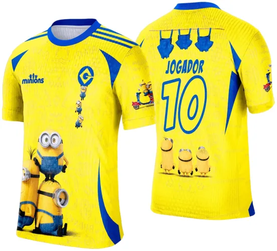 Camisa amarela vibrante com detalhes azuis: na frente, minions empilhados e balão com logo G, texto minions; nas costas, número 10 azul com texto JOGADOR, três minions de costas e jardineiras azuis; manga direita com minion em scooter.