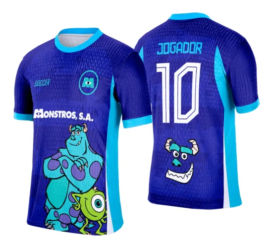 Camisa azul com detalhes em ciano, na frente dois personagens de desenho animado em destaque com o texto MONSTROS, S.A. nas costas número 10, texto JOGADOR e rosto divertido do personagem azul