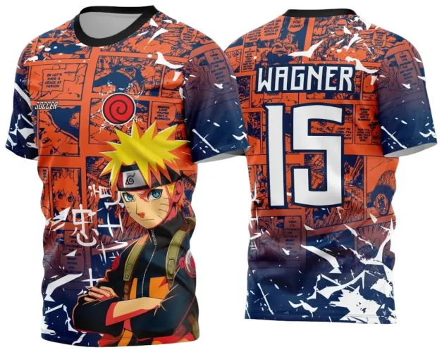 Camisa com estampa do personagem Naruto de cabelo amarelo e bandana preta na frente sobre fundo laranja com quadrinhos azuis e detalhes brancos, e nas costas nome WAGNER acima do número 15 em branco, fundo laranja com quadrinhos azuis e efeitos brancos.