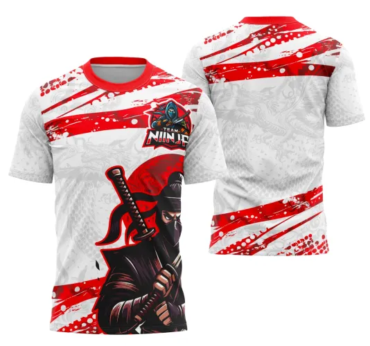 Camisa branca com faixas vermelhas diagonais, ninja segurando espada na frente e dragão cinza no fundo, texto 'TEAM NINJA' no peito e padrão de degradê nas costas.
