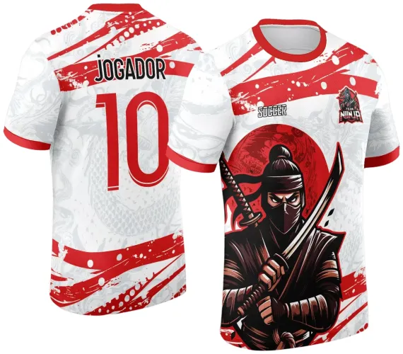 Camisa branca com gola, mangas e faixas vermelhas; frente mostra ninja sério com espada diante de círculo vermelho e textos 'SOCCER' e 'TEAM NINJA'; costas têm o número 10 vermelho e 'JOGADOR' em preto, fundo com desenho de dragão em branco.