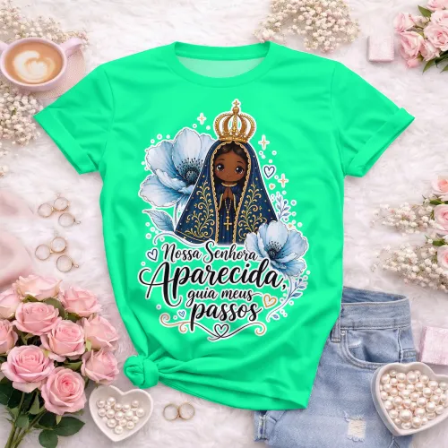 Camisa rosa com ilustração de Nossa Senhora Aparecida e flores azuis em estilo delicado