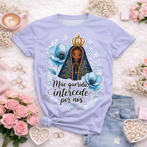 Arte camisa Nossa Senhora com frase mãe querida intercede por nós e design religioso delicado