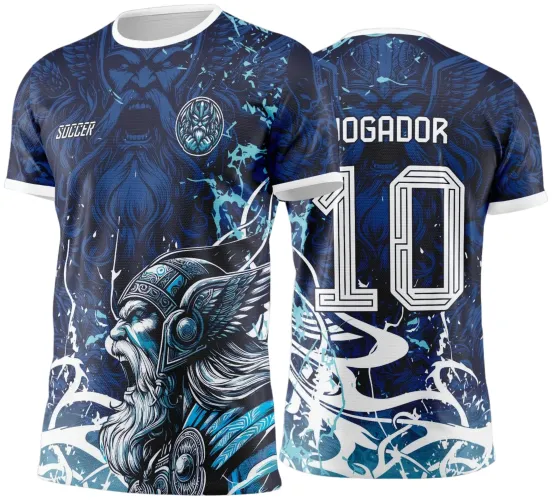 Camisa com arte de Odin guerreiro viking em azul com degradês brancos, escudo no peito, texto SOCCER na frente e número 10 com nome JOGADOR nas costas.
