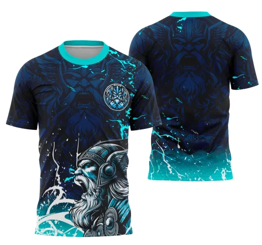 Camisa com arte de Odin nórdico em azul e preta, frente mostra cervo com capacete detalhado e escudo com rosto pequeno, costas exibem rosto grande e raivoso em azul, gola azul turquesa, com detalhes em respingos azuis e brancos.