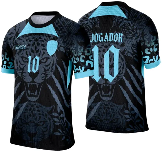 Camisa preta com estampa frontal de onça pintada agressiva e número 10 azul ciano, gola e punhos em azul claro. Nas costas, mesma estampa, número 10 maior com texto JOGADOR acima, detalhes de manchas azul ciano nas mangas.
