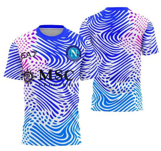 Camisa com padrão ondulado em azul, branco e roxo na frente e costas, escudo Napoli Soccer azul com letra N na frente, e logos com os textos EA7, MSC e CROCIERE em preto na parte frontal.