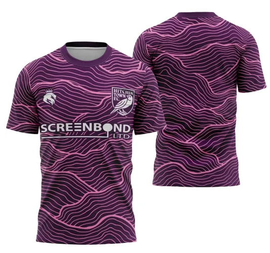 Camisa roxa escura com linhas onduladas rosas na frente e costas, escudo branco com pássaro no peito esquerdo, logo leão no peito direito e grande texto branco SCREENBOND LTD na frente, gola e mangas roxas.