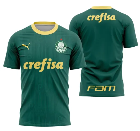 Camisa verde escuro com gola amarelo, logotipo Puma e escudo do Palmeiras na frente, texto 'crefisa' amarelo no peito; costas apresentam texto amarelo 'crefisa' no ombro e 'FAM' abaixo, design elegante e esportivo.