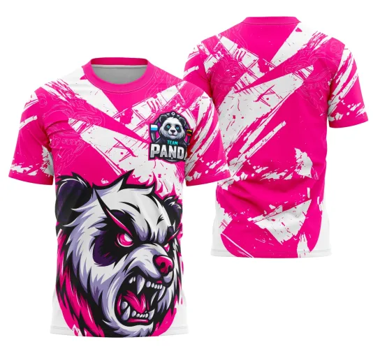 Camisa rosa e branca com panda agressivo na frente, boca aberta e olhos intensos, símbolos de equipe com texto TEAM PANDA, fundo com manchas e traços rosa e branco. Costas apresentam arte abstrata em rosa e branco.