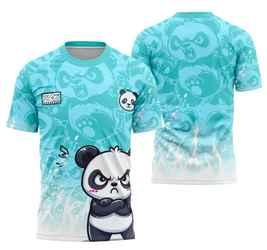 Camisa turquesa com fundo degradê branco, frontal com panda grande de expressão decidida e braços cruzados na parte inferior, fundo cheio de pandas turquesa em diferentes poses, nas costas repetição dessas ilustrações de pandas sem textos