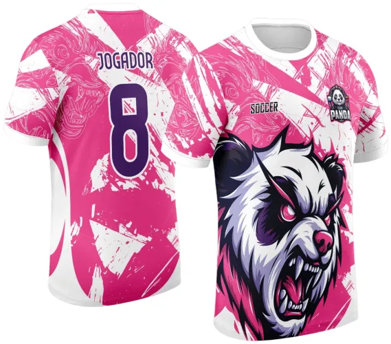 Camisa rosa com fundo branco em manchas que veste um rosto de panda feroz na frente em preto, branco e roxo, com o texto SOCCER e escudo TEAM PANDA; nas costas, número 8 roxo grande e texto JOGADOR.