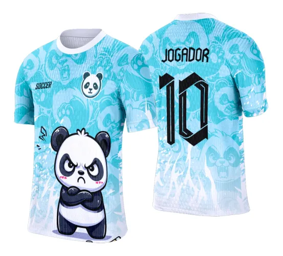 Camisa azul com panda cartoon de braços cruzados na frente, detalhes de panda no fundo e o texto SOCCER. Nas costas, o nome JOGADOR e o número 10 em preto sobre o fundo azul com desenhos de pandas em degradê.