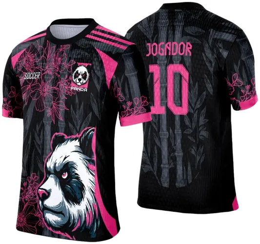 Camisa preta com detalhes rosa e figura de panda branco e preto na frente, com flores rosa e bambus de fundo. Nas costas, número 10 e texto JOGADOR em rosa sobre fundo com bambus e flores rosa.
