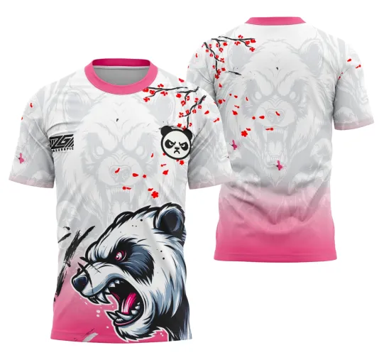 Camisa branca com degradê rosa na parte inferior, ilustrada com grande panda agressivo na frente, galhos floridos vermelhos nos ombros, símbolo de panda pequeno no peito direito e urso feroz cinza claro ocupando as costas.
