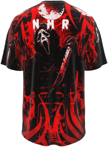 Camisa preta e vermelha com estampa de terror, máscara e foice, frente e costas