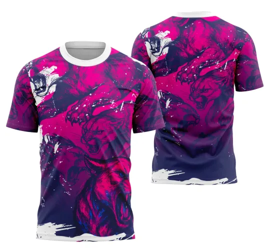 Camisa com estampas frontais e traseiras de panteras agressivas em tons de magenta e roxo, gola branca e detalhes em respingos brancos que ressaltam a profundidade da arte vibrante.