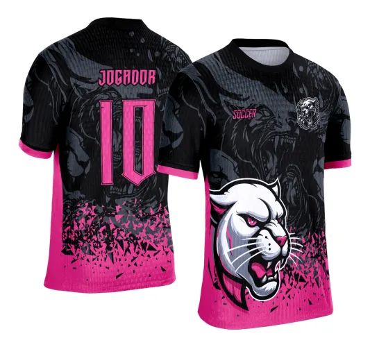 Camisa preta e rosa com mascote pantera branca em destaque na frente, escrita SOCCER e escudo pequeno; costas com número 10 e palavra JOGADOR em rosa sobre fundo preto com pantera cinza e degradê rosa na parte inferior.