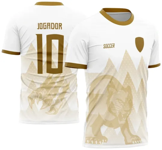 Camisa branca com gola e punhos dourados, na frente pantera dourada em pose de ataque sobre fundo de montanhas geométricas com pontos brancos, texto 'SOCCER', costas têm número 10 e nome 'JOGADOR' em dourado com garras marcantes.
