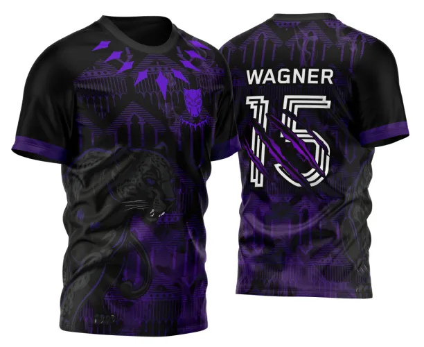 Camisa preta com detalhes roxos mostra pantera negra em avanço na frente e máscara de pantera em roxo no peito, costas exibem nome WAGNER e número 15 em branco com riscos roxos, mangas pretas com faixa roxa contrastante.