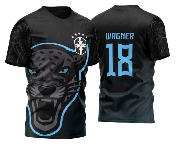 Camisa preta com estampa frontal de pantera negra cinza com contorno azul, escudo Brasil CBF branco no peito e nome Wagner com número 18 em azul na parte de trás.
