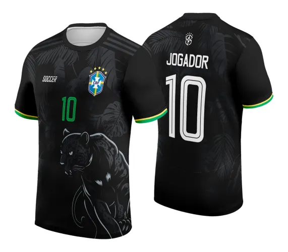 Camisa preta com figura de pantera negra em destaque na frente, escudo CBF, número 10 verde e detalhes verdes e amarelos nas mangas; nas costas, nome JOGADOR e número 10 brancos com símbolo pequeno no topo.