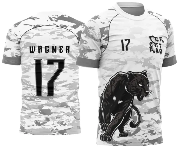 Camisa com estampa camuflada cinza e branca, frente com pantera negra detalhada e texto TERCEIRÃO, número 17. Costas estampam nome WAGNER e número 17. Mangas com punho cinza.