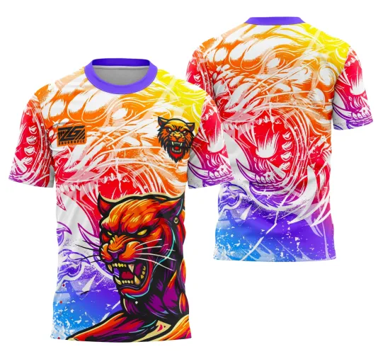 Camisa com frente mostrando pantera negra feroz em cores vivas como vermelho, laranja e roxo, fundo em degradê amarelo a azul e gola roxa. Costas apresentam contornos da cabeça da pantera em branco e vermelho.