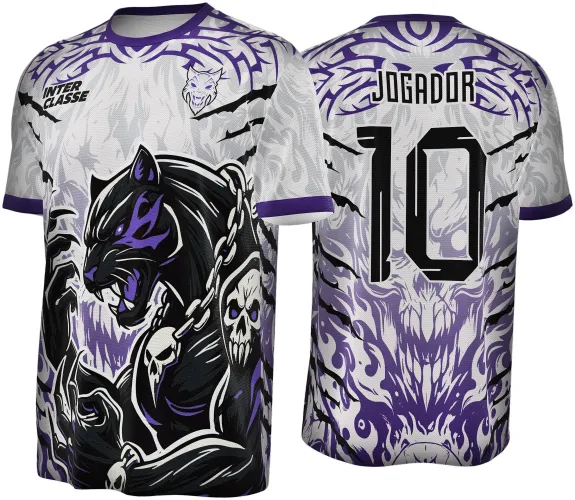 Camisa branca com mangas e gola roxas, frente com pantera negra em pose agressiva com corrente e caveiras, atrás número 10 preto e nome JOGADOR, fundo com caveira e grafismos em roxo e preto