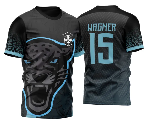 Camisa preta com grande estampa frontal de pantera negra azulada, mangas com padronagem de manchas, escudo CBF no peito. Costas apresentam padrão geométrico escuro, nome WAGNER e número 15 em azul claro.