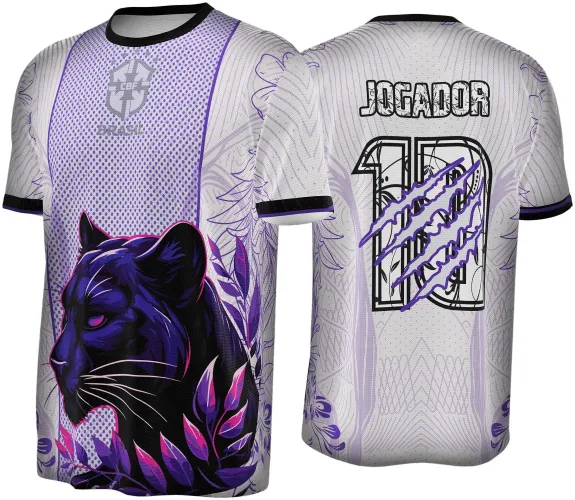 Camisa branca com gola preta, frente decorada com grande pantera negra com olhos lilás e folhas rosas e lilás ao redor, escudo CBF cinza no peito. Costas com número 10 e palavra JOGADOR em preto, riscado com marcas roxas e detalhes decorativos lilás.