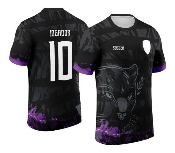 Camisa preta com pantera negra em destaque na frente, detalhes em roxo nas mangas e barra. Costas com nome 'JOGADOR' e número '10' em branco. Fundo com padrão geométrico cinza escuro e texto 'SOCCER' e escudo branco na frente.