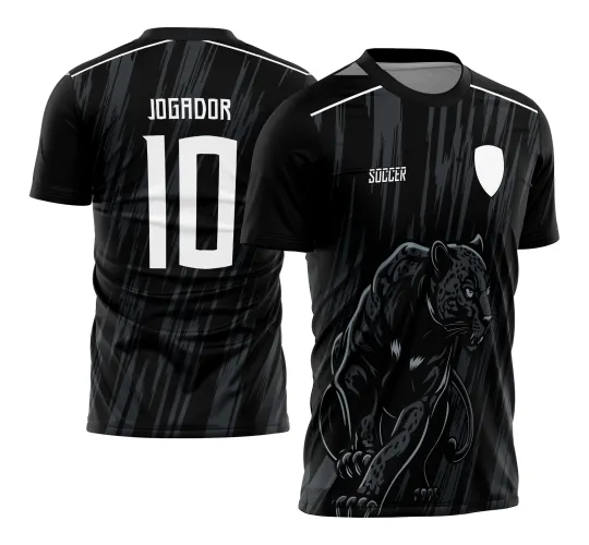 Camisa preta com fundo rajado em cinza escuro, frente com pantera negra em pose de ataque, escudo branco e texto 'SOCCER'; costas com texto 'JOGADOR' e número 10 em branco.