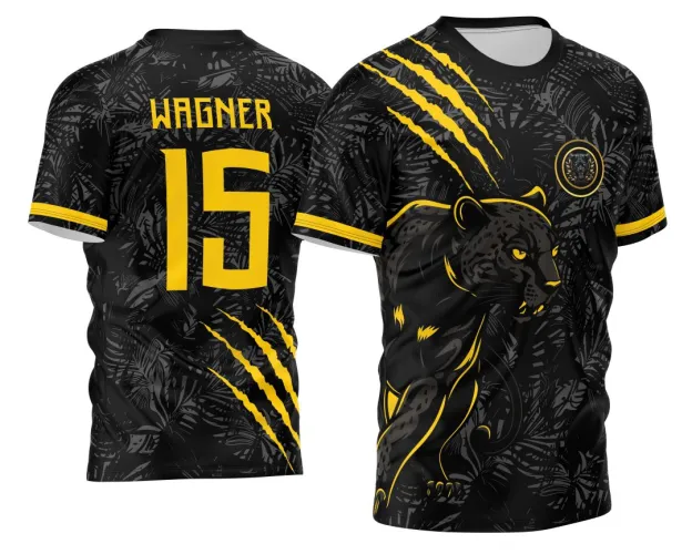 Camisa preta com estampa frontal destacando uma pantera negra em pose ameaçadora com contorno amarelo, três garras amarelas diagonais, escudo com cabeça da pantera no peito. Nas costas, nome WAGNER, número 15 e garras amarelas.