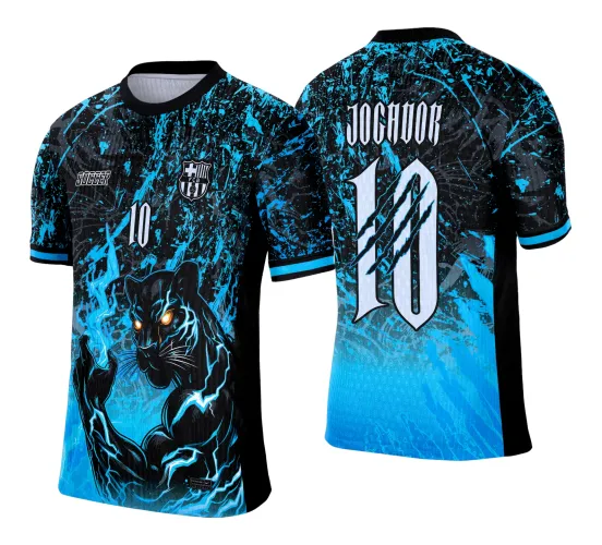 Camisa com design de pantera negra musculosa e raio azul na frente, fundo preto com detalhes em azul ciano, número 10 branco e escudo FCB. Nas costas, texto 'JOGADOR' e número 10 com marcas de garras em fundo azul degradê.