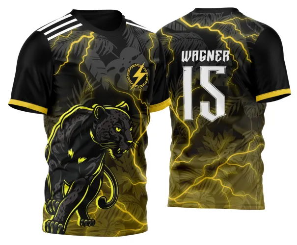 Camisa preta com estampa frontal de pantera negra iluminada por raios amarelos, fundo de folhas e símbolo de raio no peito; nas costas nome WAGNER e número 15 em branco com detalhes em amarelo.
