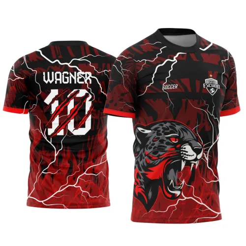 Camisa preta e vermelha com pantera negra feroz na frente, fundo com raios brancos e chamas vermelhas; atrás nome 'WAGNER' e número 10 com garras vermelhas, detalhes em chamas e raios por toda a peça.