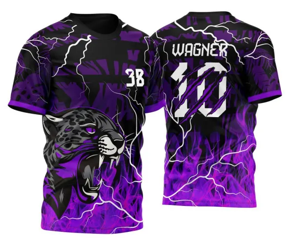 Camisa com estampa de pantera negra rugindo na frente sobre fundo preto com chamas e relâmpagos roxos, número 38; costas exibem nome WAGNER e número 10 com garras roxas, detalhes de relâmpagos e chamas roxas.