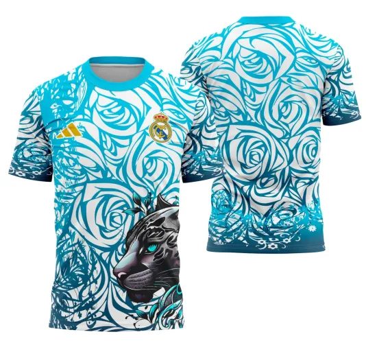 Camisa branca com estampa de rosas azuis na frente e costas, destaque para o rosto de pantera negra com olhos azuis e logo dourado do Real Madrid no peito esquerdo.