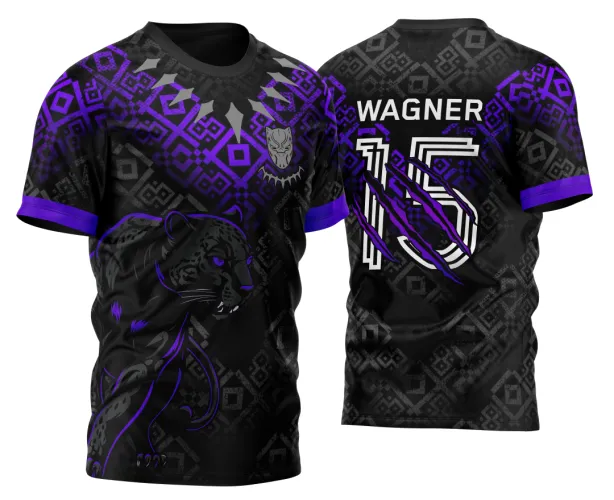 Camisa preta com pantera negra em ataque na frente com detalhes roxos e cinzas, colar típico do personagem acima. Nas costas nome WAGNER em branco e número 15 branco com ranhuras roxas sobre fundo preto com padrão geométrico.
