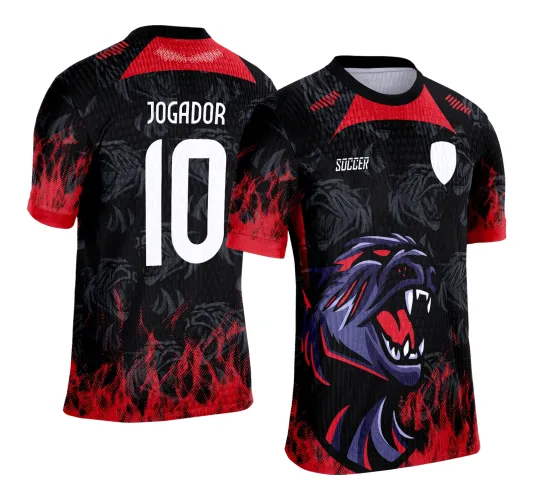 Camisa preta com detalhes em chamas vermelhas, pantera negra roxa com detalhes vermelhos na frente, escudo branco, texto 'SOCCER', costas com número 10 e nome 'JOGADOR' em branco, fundo com panteras cinza escuro.